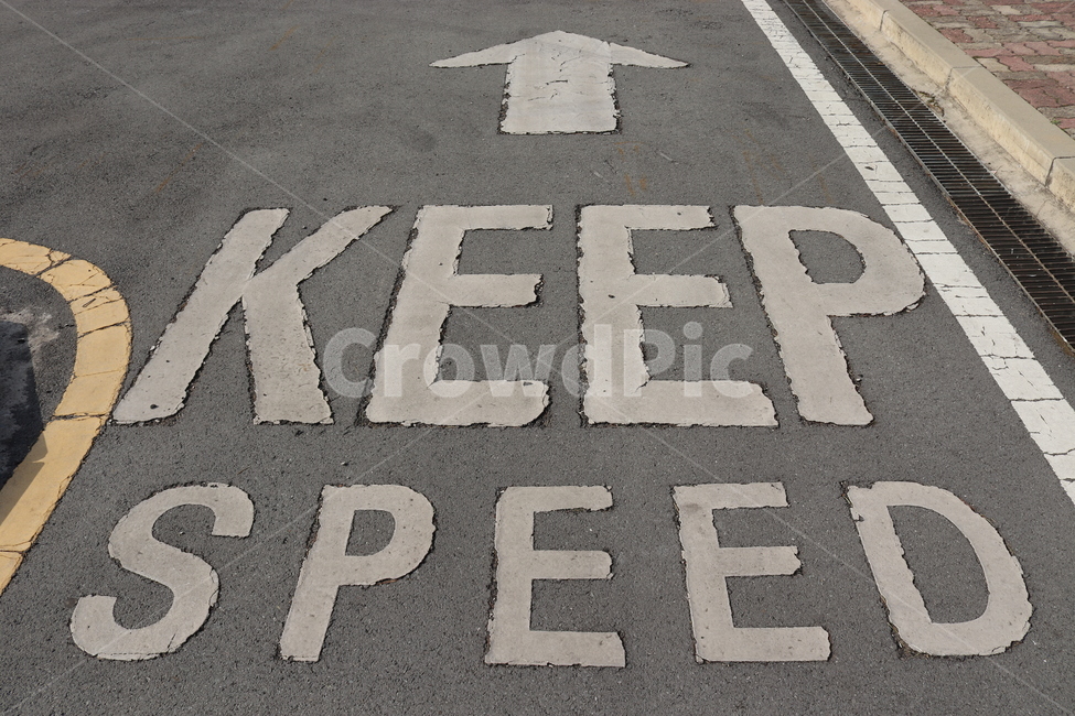 keep,speed,도로,표지판,화살표,car,천천히,운전,차선,중앙선,도로가,스피드,안전,교통,교통수단,traffic,transportation,word,워드,asphalt,아스팔트