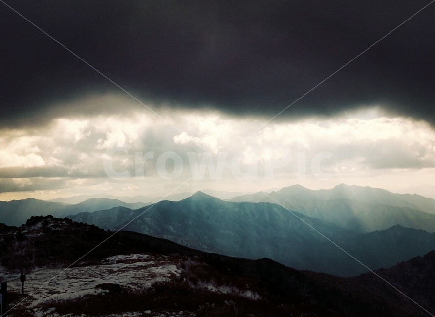 무주,산,겨울,덕유산,구름,먹구름,자연,눈,빛,나무,식물,전북,전라북도,mountain,cloud,darkcloud,winter,snow,light,tree,plants,landscape,자연,풍경,nature,landscape,겨울,계절,winter,season,mountain range,산맥,outdoors,옥외,weather,날씨,plateau,고원