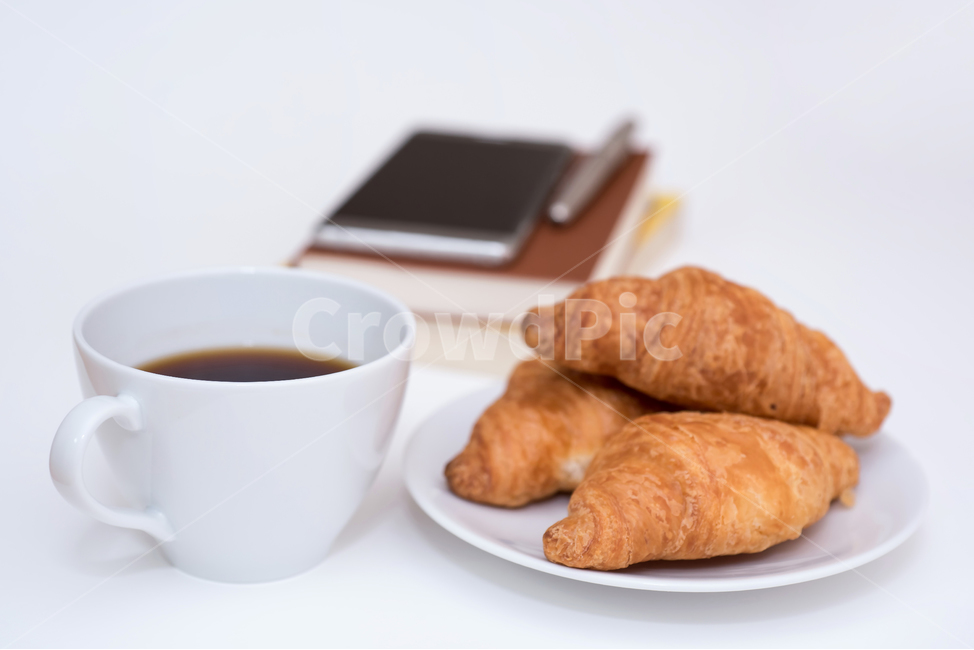 커피,빵,아침식사,컵,커피잔,다이어트,간편한,신선한,점심,점심식사,식사,현대,아침,접시,휴식,상쾌한,간단한,공간,오피스,브런치,하얀,흰,흰색,배경,백그라운드,여백,간식,여유,오브젝트,블랙커피,아메리카노,음식,책,도서,수첩,다이어리,스마트폰,핸드폰,만년필,필기도구,생활,음식,식재료,요리,food,cook,meal,dishes,food reserves,빵,bread,디저트,간식,후식,dessert,snack,커피,카페,coffee,cafe,비즈니스,사업,business,service,work