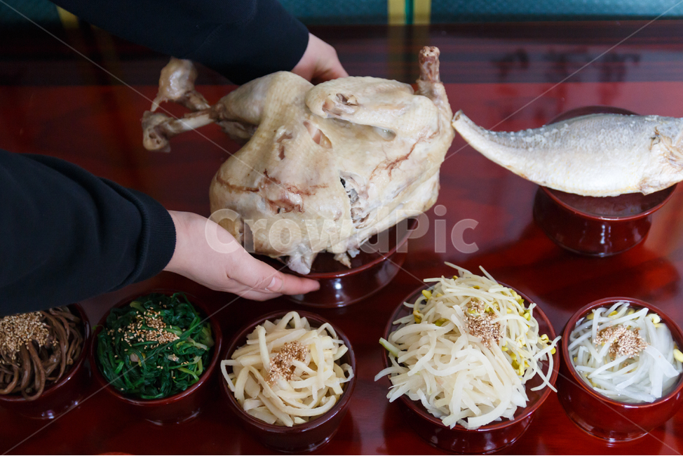 삶은닭,나물,고사리,시금치,도라지,삼색나물,목기,나무,목재,테이블,상,제사상,제사음식,제사나물,초록색,흰색,영양,음식,야채,명절,추석,설,명절나물,전통음식,닭,제사닭,생선,콩나물,손,제사준비,상차림,한국전통,한국문화,korean traditional,korean culture,음식,식재료,요리,food,cook,meal,dishes,food reserves