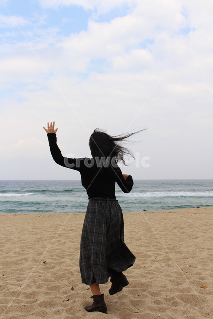 강릉바다,여성뒷모습,바다구름,안목해변,바닷가달리기,해변,바다,beach,sea,사람,인물,인간,human,person,여성,여자,woman,female,lady