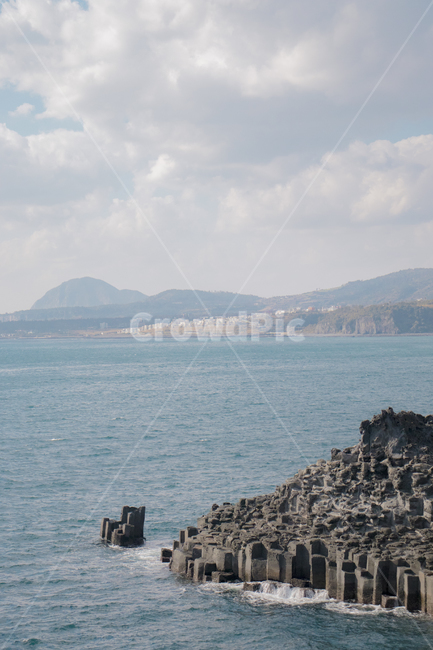 제주도,제주,주상절리,바다,jeju,jejuisland,돌,풍경,자연환경,암석,자연,풍경,nature,landscape,한국자연풍경,한국자연경관,korea nature landscape,제주도,jeju,jeju island,promontory,곶,outdoors,옥외,water,물,sea,ocean,대양,land,땅,shoreline,해안선