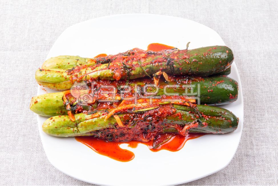 오이소박이,오이김치,김치,오이,고춧가루,반찬,채소,부추,전통음식,밑반찬,요리,음식,식사,한국음식,한국요리