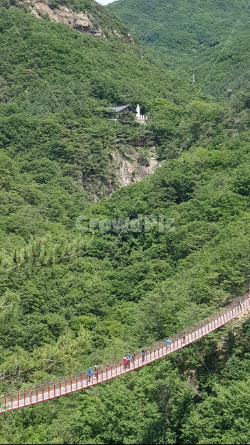 흔들다리,다리,산,절벽,숲,감악산,절,풍경,사찰,자연,국내,자연,풍경,nature,landscape,사람들,대중,군중,other people,crowd,building,건물,bridge