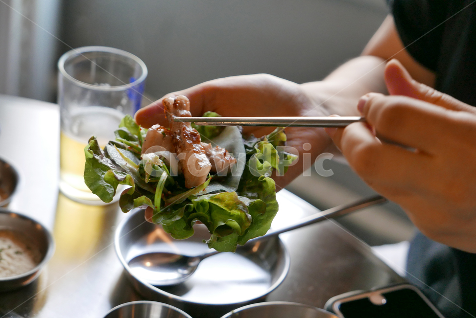돼지고기,food,식품,육류,삼겹살,숯불구이,고기,양념,구이,쌈,상추,젓가락,손,음식,식재료,요리,food,cook,meal,dishes,food reserves,육류,고기,meat