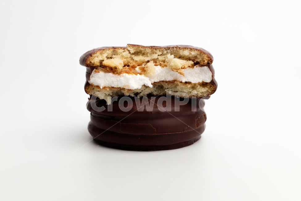 crispy,snack,marshmallow,confectionery,pie,Choco Pie,cake,flour,moist,soft,bread,cookie,brown,food,meal,dessert,bread snacks,biscuit,sweet,sugar,chocolate