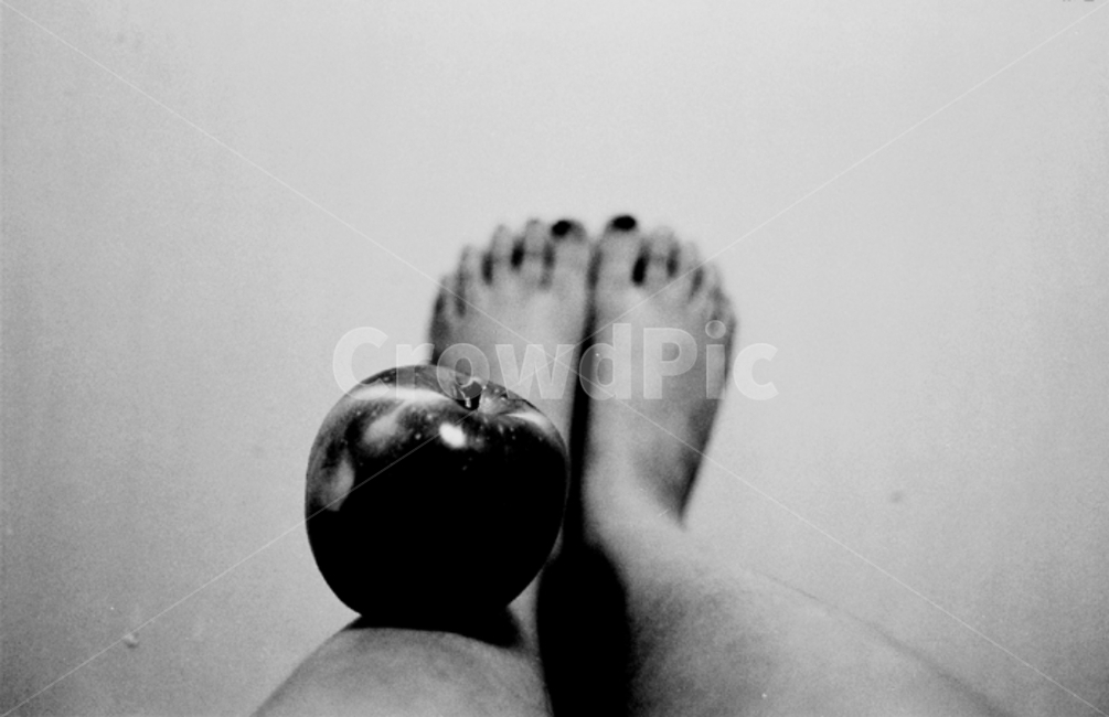 사과,추상,흑백,발,중력,과일,열매,fruit,흑백,모노톤,monochrome,black and white