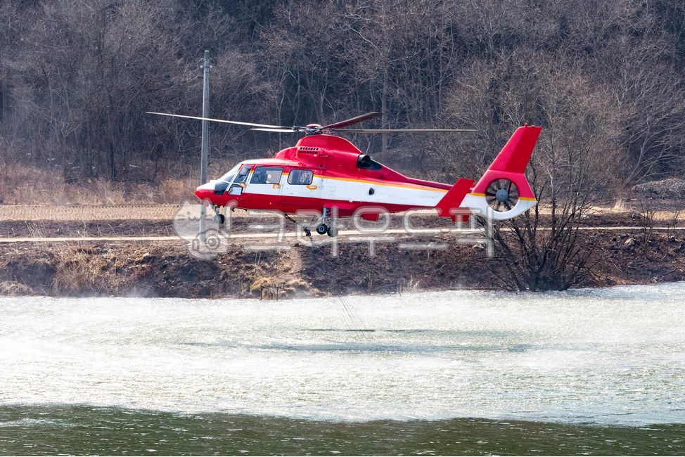 fire extinguishing,fireextinguishingwork,Forest fire scene,aircragr,firesuppression,tinkering,Evolution work,forest fire extinguishing,redhelicopter,Helicopter,forest fire suppression,aircraft,tree,evolutionwork,evolution,fire scene,water,wildfirscene,tra