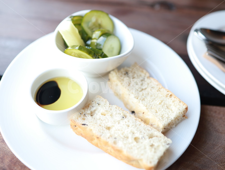 식전빵,피클,빵,bread,레스토랑,요리,발사믹,음식,meal,food,음식,식재료,요리,food,cook,meal,dishes,food reserves,빵,bread