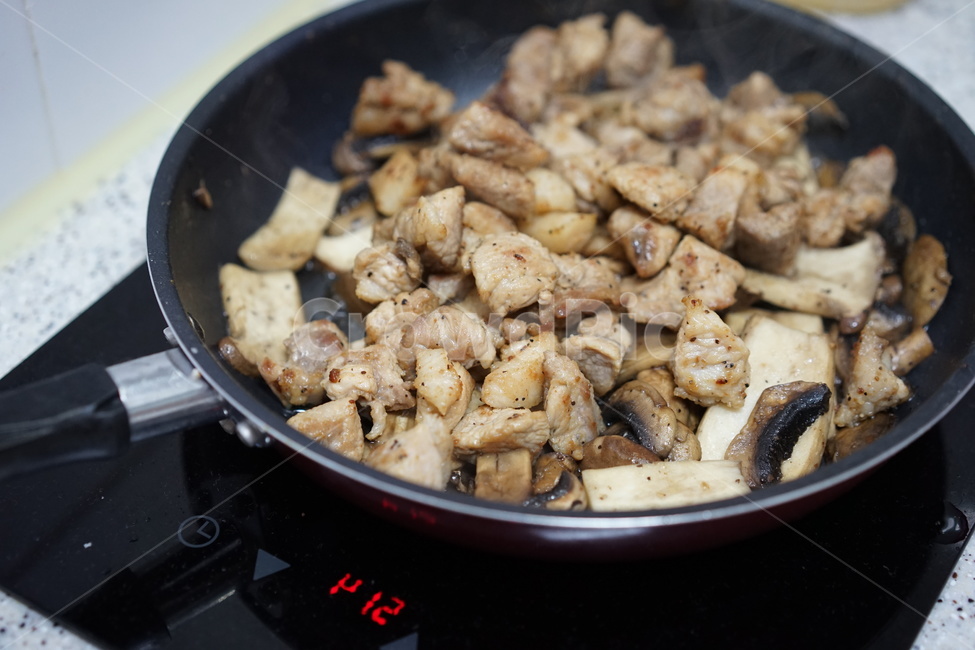 주방,인덕션,후라이팬,고기,육류,요리,주방,키친,부엌,주방용품,요리도구,kitchen,kitchenware,cookroom,cookingutensil,음식,식재료,요리,food,cook,meal,dishes,food reserves,육류,고기,meat