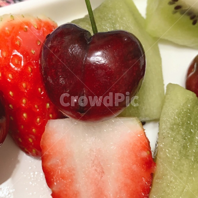 체리,딸기,키위,과일,싱그러운,하트,하트체리,cherry,strawberry,kiwi,fruit,heart,음식,식재료,요리,food,cook,meal,dishes,food reserves,과일,열매,fruit