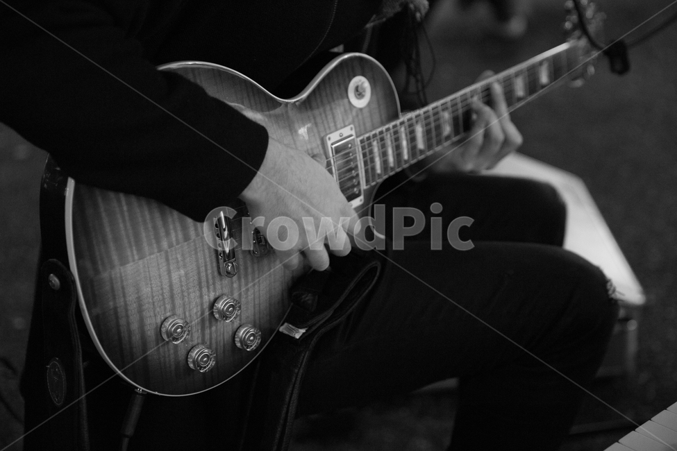 기타,버스커,버스킹,가수,singer,흑백,흑백사진,흑백,모노톤,monochrome,black and white,악기,음향기기,musical instrument,musical equipment