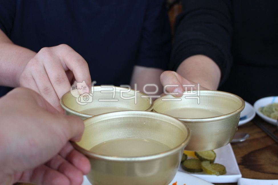 Korean traditional liquor,Korean alcohol,Makgeolli glass,person,Makgeolli,Korean,Cheers,bowl,traditional liquor,pickle