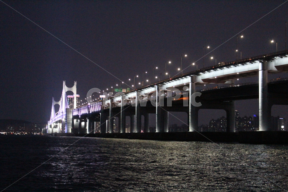 광안대교,광안리,부산야경,바다야경,요트,다리,하늘,바다,불빛,야경,바다위,부산,랜드마크