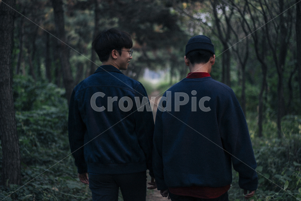 친구,뒷모습,우정,남자,남자뒷모습,숲속,남성,사람,인물,인간,human,person,남성,남자,man,male,친구,우정,friendship,companion,감성,sensible,feeling