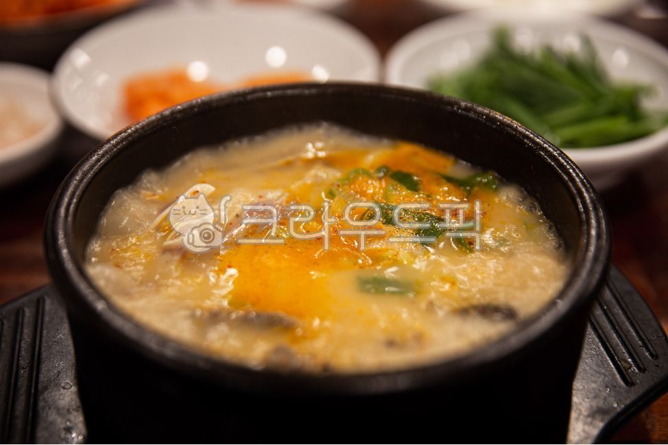 bone broth,traditionalkoreanfood,pork head,green onion,Korean traditional food,Sundaeguk,greenonion,sundaesoup,earthen pot,earthenpot,beefbonebroth,porkheadmeat,sundae