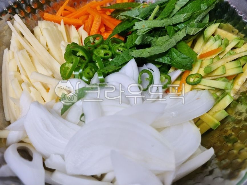 양파,고추,매운고추,감자,깻잎,당근,호박,애호박,onion,chili,redpepper,hotpepper,cayennepepper,potato,whitepotato,reductionofcapital,sesameleaf,perillaleaf,carrot,pumpkin,amber,zucchini,youngpumpkin,youngsquash,쥬키니호박,juicypumpkin,jukini,식재료,요리재료,음식재료,foodstuff,cookingmaterial,foodmaterial