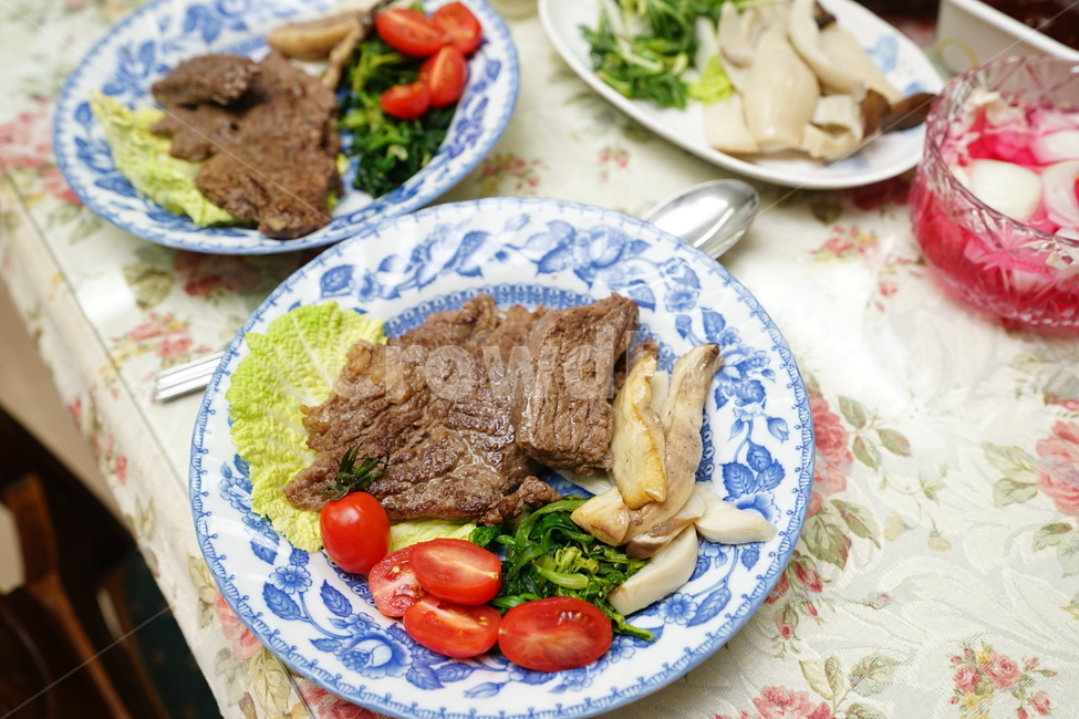 스테이크,야채,고기,토마토,식사,음식,디너,집밥,먹방,푸드,요리,저녁식사,컬러,육류,음식,식재료,요리,food,cook,meal,dishes,food reserves,육류,고기,meat