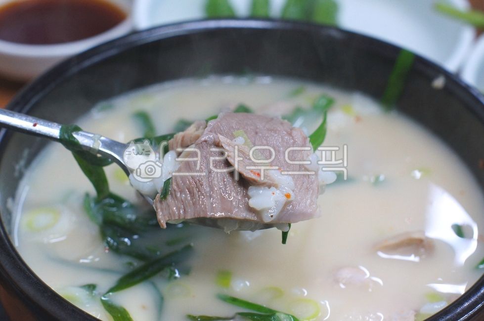 plating,ethmoid,bone broth,soup,Korean,food,Meat soup and rice,porkstew,Pork soup and rice,meatsoup,Plating,kfood,cooking,foodpresentation