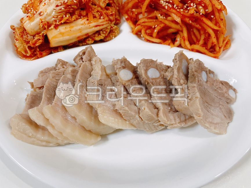 수육,보쌈,삶은고기,돼지고기,돼지,고기,육류,오돌뼈,김치,배추김치,겉절이,무생채,무생채김치,생채,생채김치,채장아치,양념,참깨,깨,채장아찌,음식,식사,그릇,food,meal,plate,pork,meat,sesame