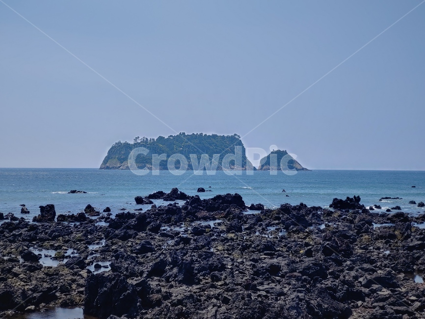 섬,바다,해안,바위,해변,sea,sky,cloud,blue,white,black,구름,그림자,비침,잔잔함,검은,island,물결,파도,waves