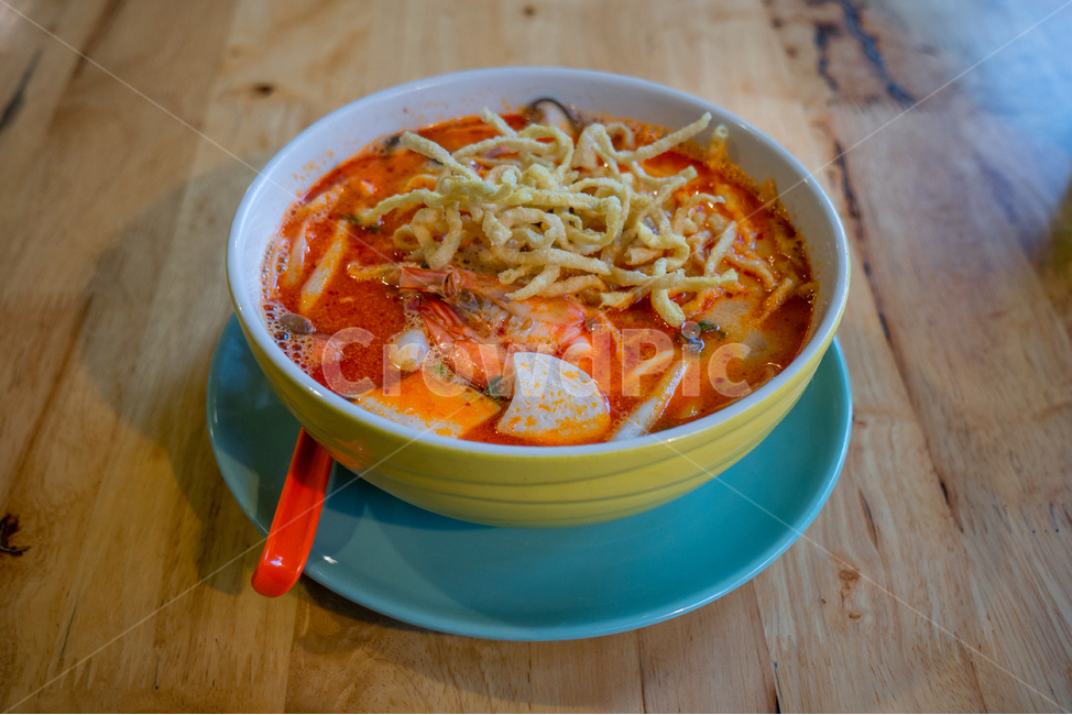 똠양꿍,태국음식,누들,국수,새우,매콤한,맛있는,새콤한,토마토,요리,레스토랑,나무,테이블,국물,태국전통음식,food,thailandfood,음식,식재료,요리,food,cook,meal,dishes,food reserves,면류,면요리,noodles