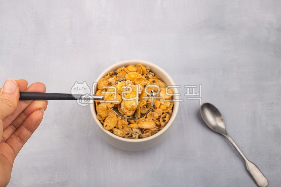 씨리얼,시리얼,그래놀라,후레이크,통곡물,곡물,오트밀,우유,아침식사,간편식,음식,스푼,숟가락,음식,식재료,요리,food,cook,meal,dishes,food reserves,아침식사,조식,브런치,breakfast,brunch