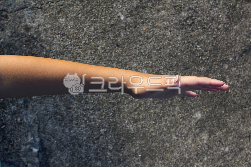 아이손,악수,보자기,탑뷰,탑앵글,시멘트바닥,손,팔,아이손,신체,가위바위보,신체부위,핸드,어린이,아이,손가락,손짓,신체일부,몸,어린이손,엄지,손동작,사람,엄지손가락