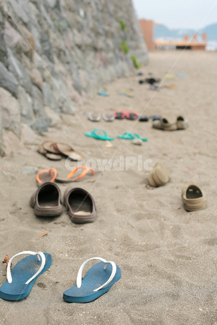 footwear,신발류,sandal,샌들,해변,모래사장,슬리퍼