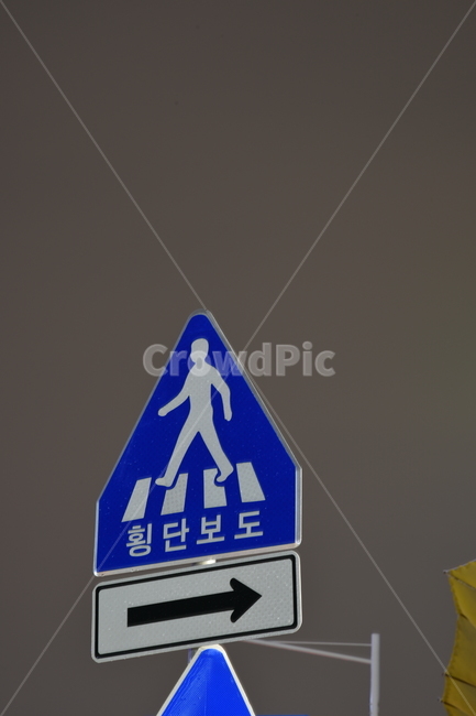 표지판,횡단보도,하늘,흐린날,저녁