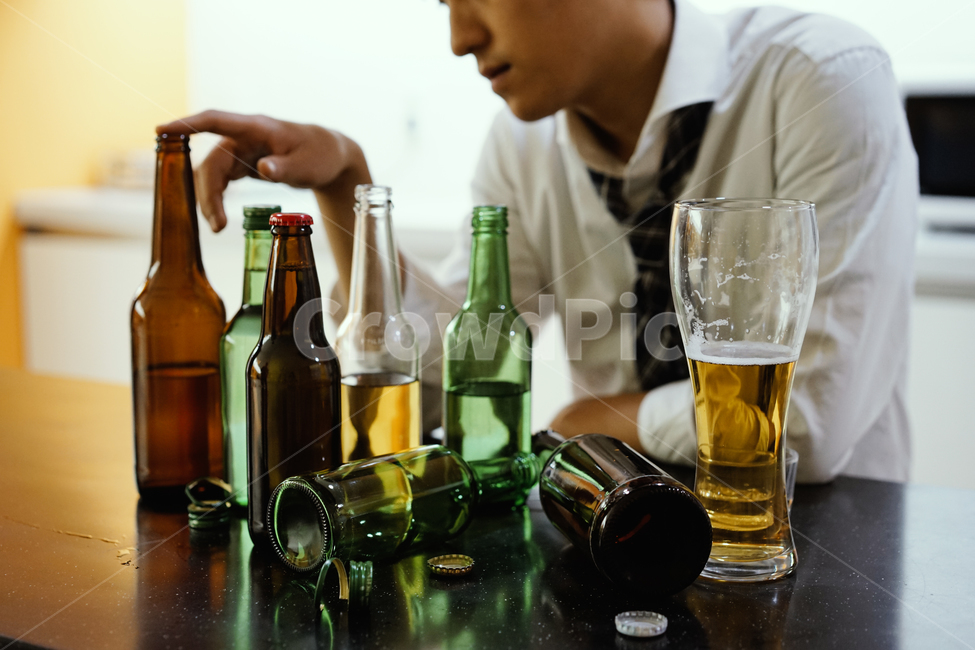 술병,술,알콜,남성,남자,음주,과음,소주,맥주,비어,사람,인물,인간,human,person,신체일부,몸,body,남성,남자,man,male,술,주류,alcohol