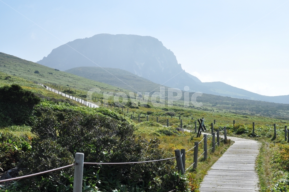 산,등산로,길,초원,하늘,능선,풍경,mountian,landscape,path,들판,field,자연,풍경,nature,landscape,한국자연풍경,한국자연경관,korea nature landscape,제주도,jeju,jeju island,building,건물,boardwalk,산책로,bridge,다리