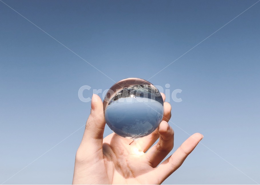 하늘,손,구슬,맑음,뒤집힌세상,몽환적,신비,사람,인물,인간,human,person,신체일부,몸,body,사물,물건,오브젝트,thing,object,matter