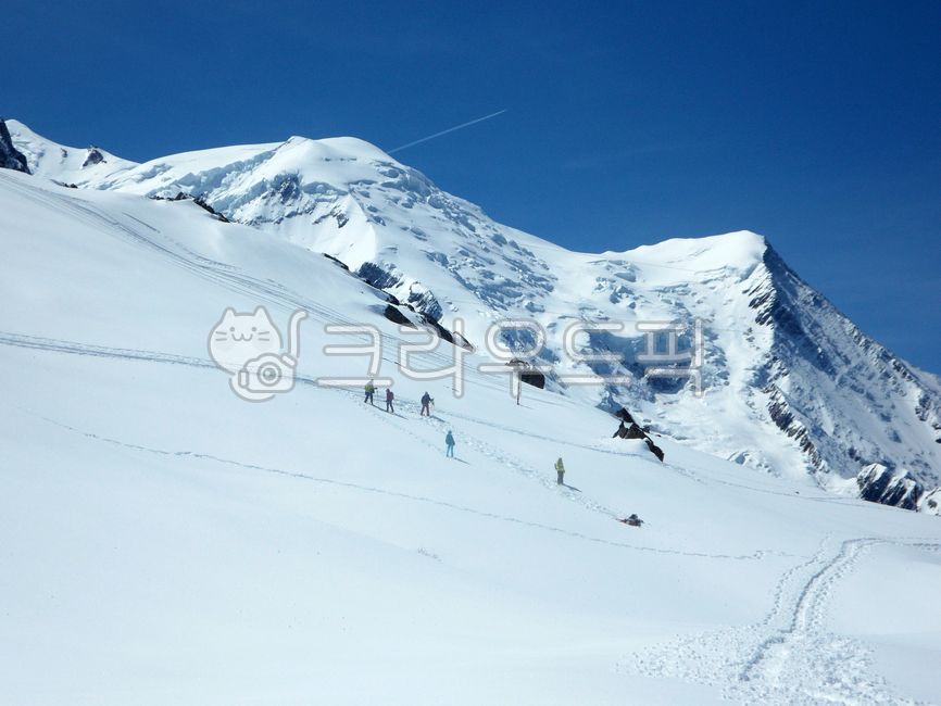 mountainrange,snow scene,naturallandscape,world scenery,winter,chamonix,summit,Chamonix,foreign country,overseas,foreign,Mont Blanc,mountain,overseas scenery,mountainouslandforms,montblanc,france,France,worldlandscape,hiker,mountainous terrain,winterlands