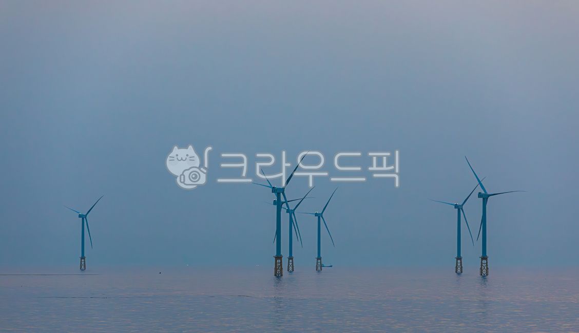 해상풍차,물안개,바다,제주,해상풍력,해상풍력발전,풍력발전기,풍력,하늘,수평선,파란색,자연,야외,흐린,날씨,풍력터빈,물,안개