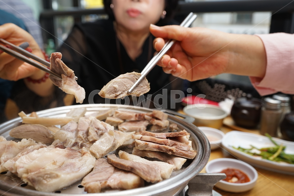 육식,육류,고기,수육,돼지고기,안주,먹방,음식,푸드,식사,사람,인물,인간,human,person,신체일부,몸,body,음식,식재료,요리,food,cook,meal,dishes,food reserves,육류,고기,meat