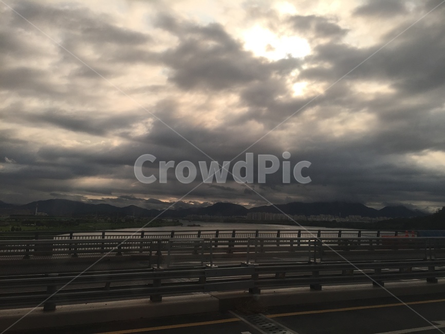 구름,흐림,뿌염,어두움,다리위,자연,풍경,nature,landscape,water,물,weather,날씨