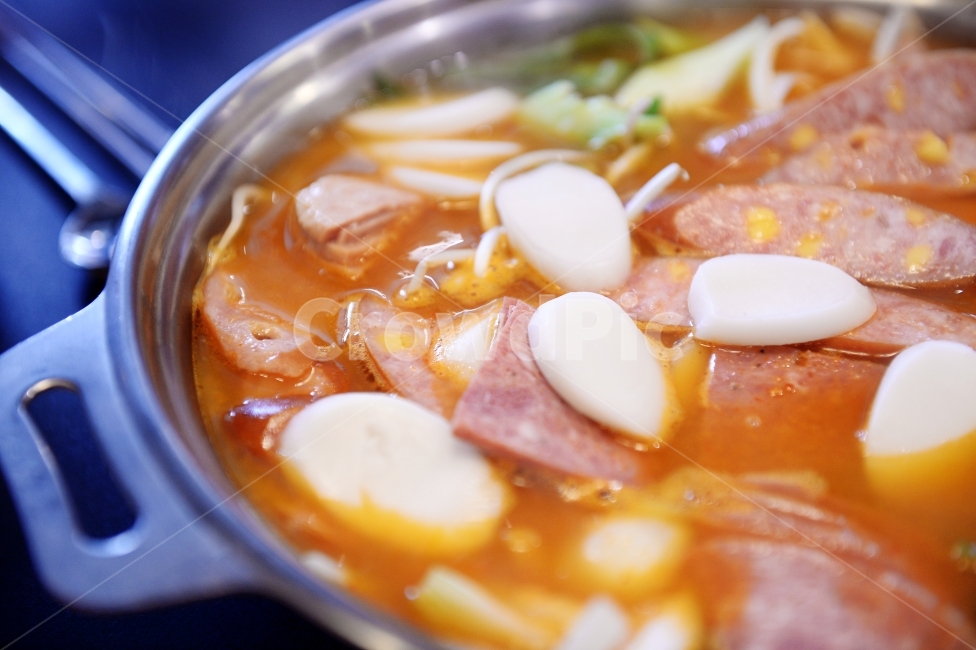 부대찌개,밥,부대찌게,음식,우동,버섯,라면,햄,소시지,쏘세지,콩나물,파,떡,스팸,식당,음식점,식사,메뉴,찌개,식재료,요리,한식,한국음식,한국요리,mushroom,ham,sausage,SPAM,food,cook,meal,dishes,koreanfood,koreandishes,음식,식재료,요리,food,cook,meal,dishes,food reserves,한식,한국음식,한국요리,korean food,korean dishes,korean meal,korean cook