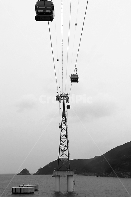 metropolis,부산,부산바다,바다,sea,광안리,광안리해수욕장,산행,광안대교,전망대,영도,송도,downtown,도심,풍경,highrise,고층건물,scenery,중심지,옥외,경치,nature,outdoors,자연,시티,building,건물,landscape,city,도시,town,어반,urban,케이블카,흑백,모노톤,monochrome,black and white