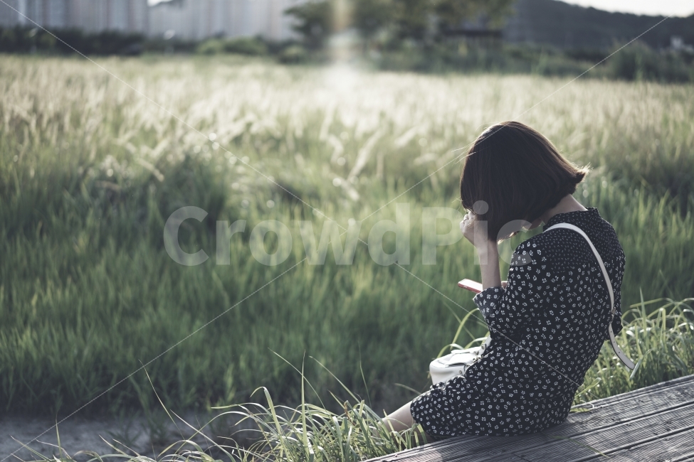 풀,green,감성,햇빛,sun,휴식,힐링,rest,relaxation,healing,사람,인물,인간,human,person,여성,여자,woman,female,lady,감정표현,기분,feeling,emotion,고독함,외로움,쓸쓸함,우울함,슬픔,lonely,solitary,감성,sensible