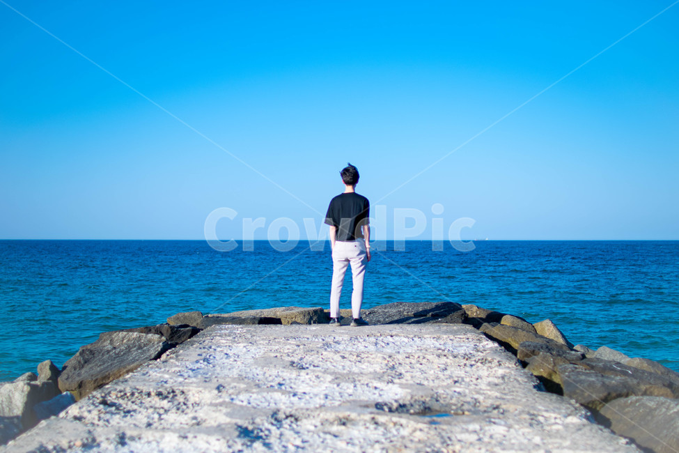 도깨비촬영지,바다,여름,부둣가,뒷모습,사람,인물,인간,human,person,남성,남자,man,male,여행,휴가,traveling,vacation,trip