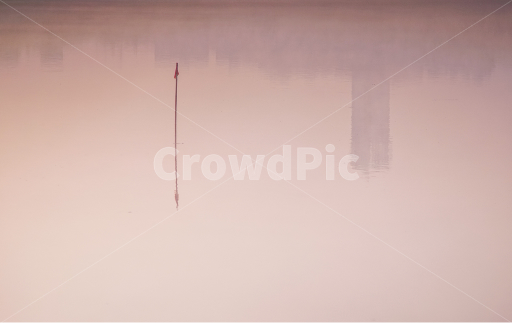 호수,반영,투영,깃발,깃대,자연,풍경,nature,landscape,weather,날씨,outdoors,옥외,fog,안개