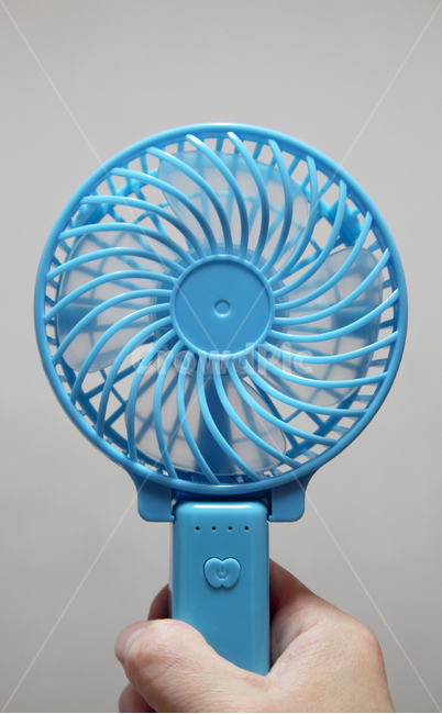 선풍기,손풍기,미니,핸드,핸디,휴대용,휴대,미니선풍기,휴대용선풍기,핸드선풍기,여름,파란,블루,오브젝트,사물,물건,누끼,시원한,손,실내,여름,계절,summer,season,사물,물건,오브젝트,thing,object,matter