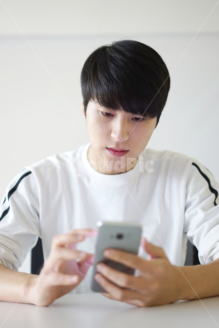 스마트폰,핸드폰,휴대폰,전자기기,it,모바일,남성,손가락,남자,사물,사람,인물,인간,human,person,남성,남자,man,male,정보통신기술,전자기기,전자제품,it,information,technology,electronic equipment