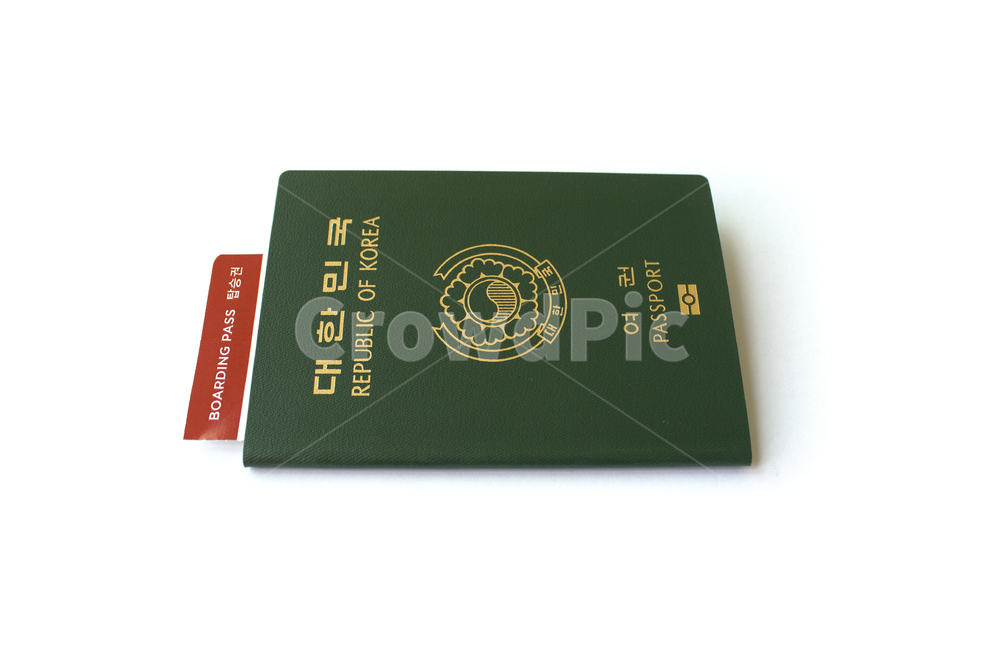 passport,id,business,card,citizen,emigration,identification,identity,international,korea,pass,republicofkorea,security,신분증,여권,한국여권,대한민국여권,사물,물건,한국,대한민국,탑,탑뷰,탑앵글,다수,여러개,여행,표지,겉면,비지니스,녹색,그린,초록색,흰배경,티켓,보딩패스,항공권,비행기티켓,탑승권,표,여행,휴가,traveling,vacation,trip