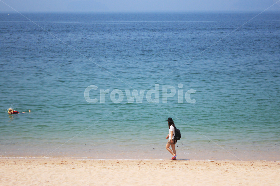 바다,수평선,해변,배낭,여행,걷는사람,워킹,모래사장,해수욕장,파랑,blue,sea,beach,walking,walk,traval,여름,계절,summer,season,해변,바다,beach,sea,사람,인물,인간,human,person,여성,여자,woman,female,lady,여행,휴가,traveling,vacation,trip,shorts,반바지,ocean,대양,nature,자연,water,물,outdoors,옥외,shoreline,해안선