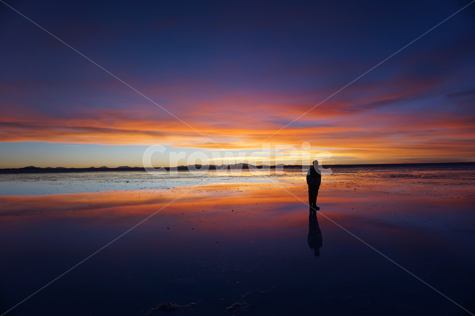 소금사막,우유니,노을,향연,환상,반영,saltdesert,uyuni,sunset,fantastic,reflection,꿈,비현실,색감,자연,풍경,nature,landscape,해변,바다,beach,sea,사람,인물,인간,human,person,outdoors,옥외,silhouette,실루엣,red sky,붉은 하늘,sky,하늘,dusk,황혼,일몰,dawn,새벽