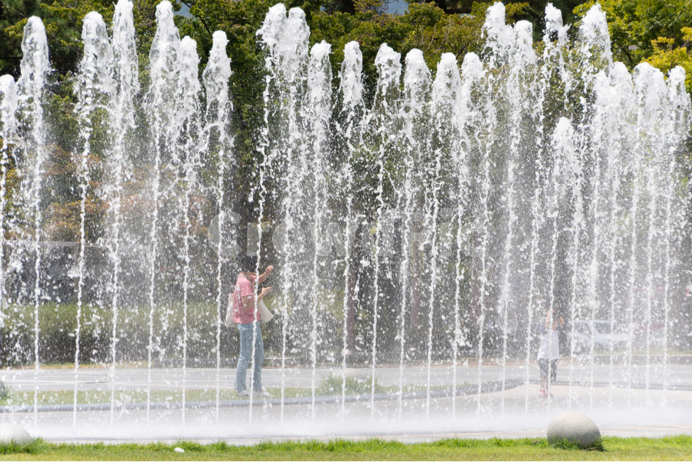 분수,나들이,가족,물놀이,물,물줄기,휴가,피서,여름,계절,summer,season,자연,풍경,nature,landscape,사람,인물,인간,human,person,가족,패밀리,family,water,fountain