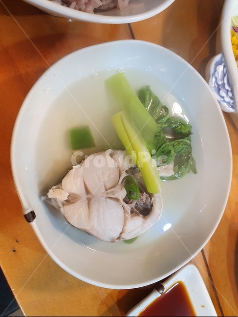 생선,대구,지리탕,음식,식사,식당,요리,그릇,깨끗하다,신선하다,파,미나리,반찬