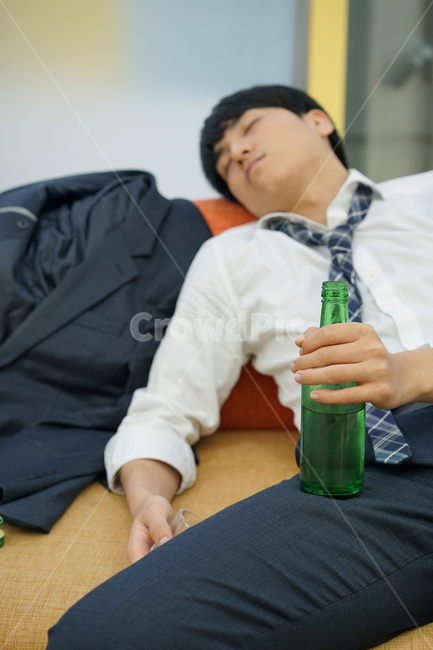 술,음주,과음,남성,남자,취객,만취,소주병,소주,알콜,사람,인물,인간,human,person,남성,남자,man,male,술,주류,alcohol